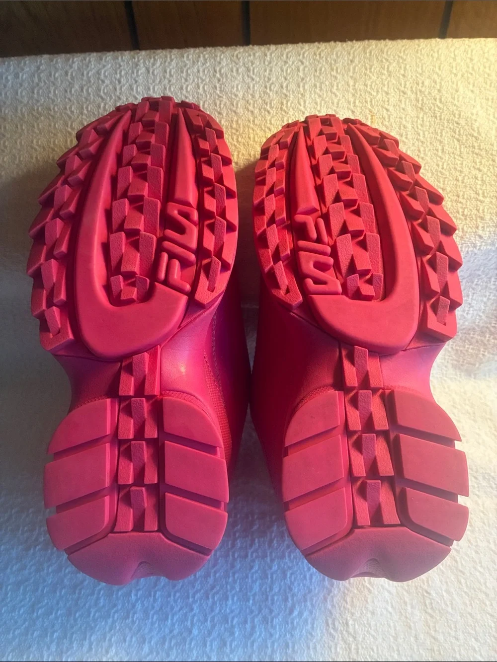 FILA WOMENS WEDGE PINK SNEAKER EMBROIDERED FILA LOGOS 8 CUSHION COMFORT